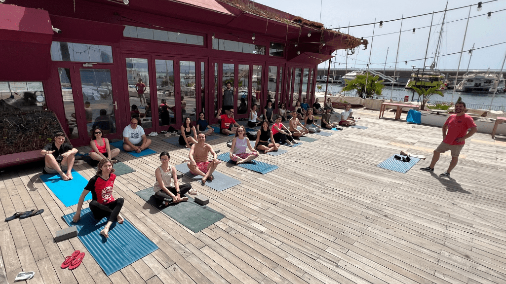 Team building Barcelona yoga SUP Yoga Cat team building barcelona